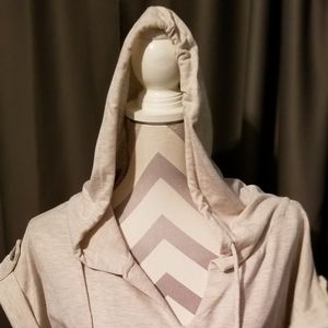 EUC MISS CHIEVOUS HOODED SHORT V KNECK SLEEVE TOP WITH POCKETS.